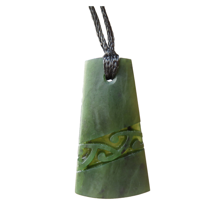 Wedge shaped greenstone pendant with diagonal pattern (4cm)