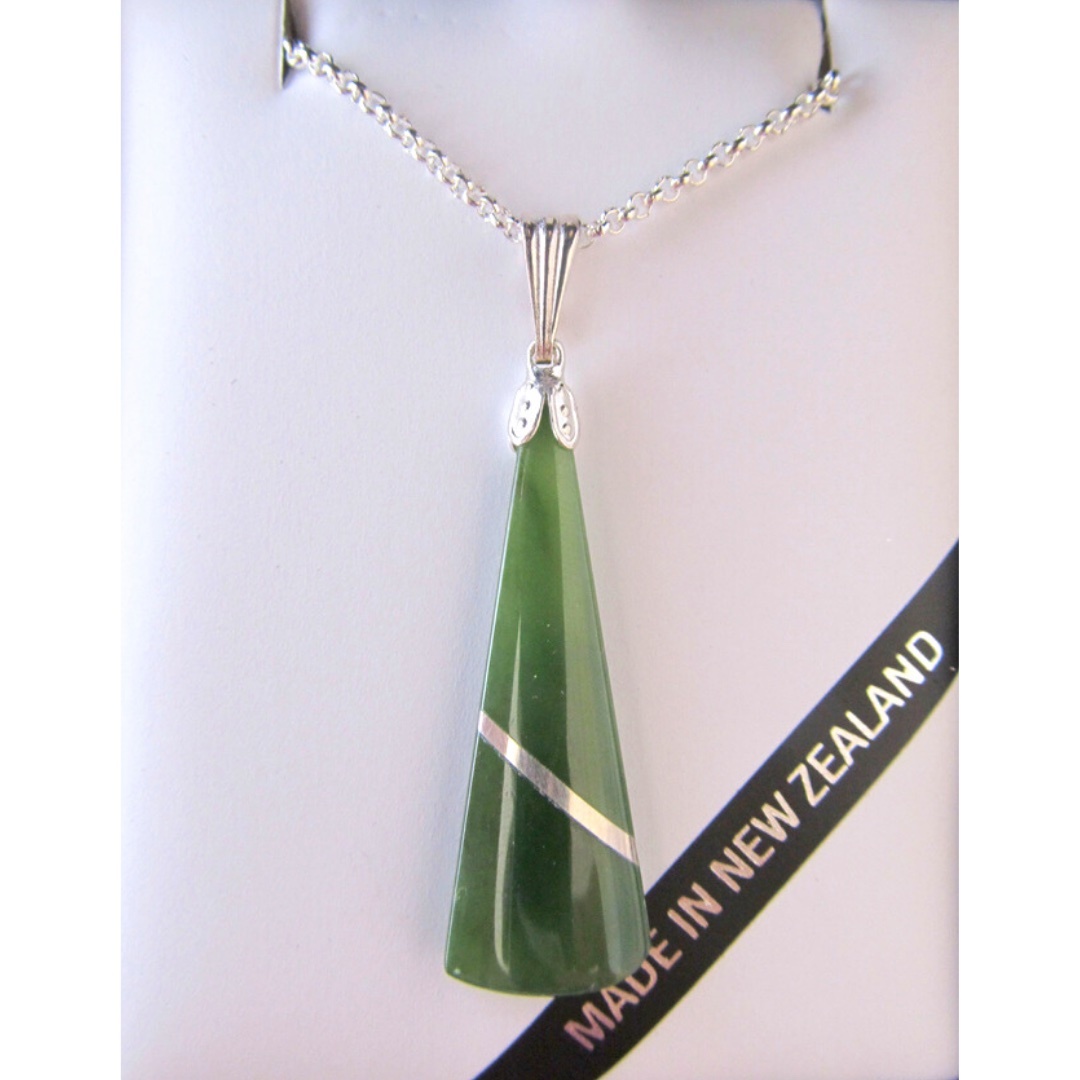 JI302 Greenstone wedge-shaped pendant (3.2cm) with silver thread set in silver.