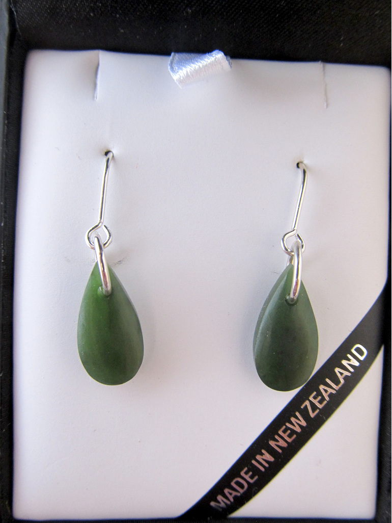 JE220 Silver wires drop-shaped greenstone earrings.